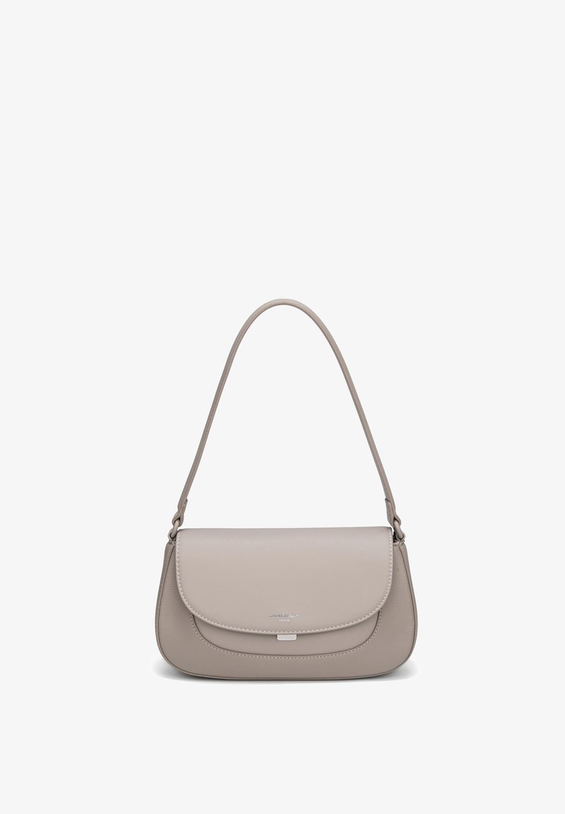 Sac à main bandoulière en cuir taupe avec rabat incurvé et une bandoulière unique, ferrures minimalistes couleur argent et logo embossé discret sur l'avant.