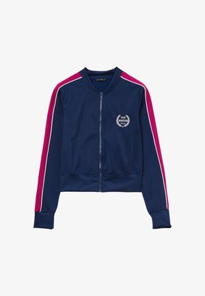 Marineblaues Jackett mit rosa-weißen gestreiften Ärmeln, cropped Design, Reißverschluss vorne und Boston-Motiv in weißer Stickerei auf der Brust.