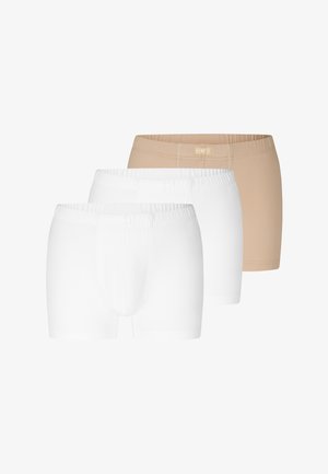 Kolme paria miesten bokserialushousuja, joissa elastiset vyötärönauhalla, kaksi valkoista paria edessä ja yksi beige pari takana, esitetty valkoisella taustalla.
