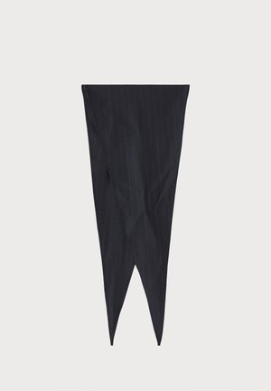 Tissu à rayures verticales navy, design fuselé, forme allongée avec des extrémités pointues, texture lisse sans matériel visible.