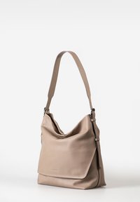 Beige leren schoudertas met een slouchy ontwerp, verstelbare schouderband en een zachte textuur. Voorzien van minimalistische stiksels en een klep sluiting.