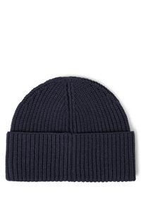 Granatowa dziana czapka beanie z prążkowanym wzorem i podwiniętym ściągaczem, o bezszwowej konstrukcji i miękkim materiale dla dodatkowego ciepła.