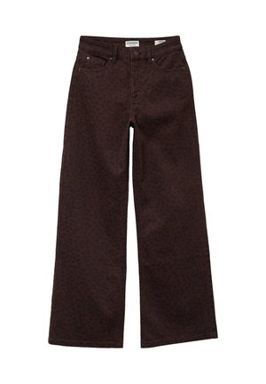 Jean large en denim marron foncé avec un motif léopard subtil, comportant des poches avant et une fermeture à bouton.