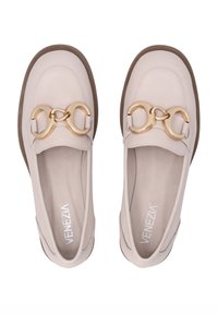 Hellbeige Lederloafers mit glatter Textur, mandelförmiger Zehenpartie und einem goldenen Metallkettenakzent auf der Vorderseite. Flache Sohlen.