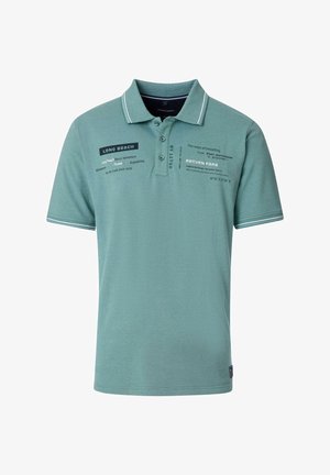 Jasnozielona koszulka polo z kołnierzykiem, z nadrukowanym tekstem i wzorami z przodu. Posiada kontrastowe białe paski na kołnierzyku i rękawach.