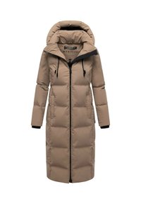 Parka matelassée beige avec une grande capuche, fermeture éclair complète et poignets élastiques. Présente une texture lisse et un design matelassé horizontal.
