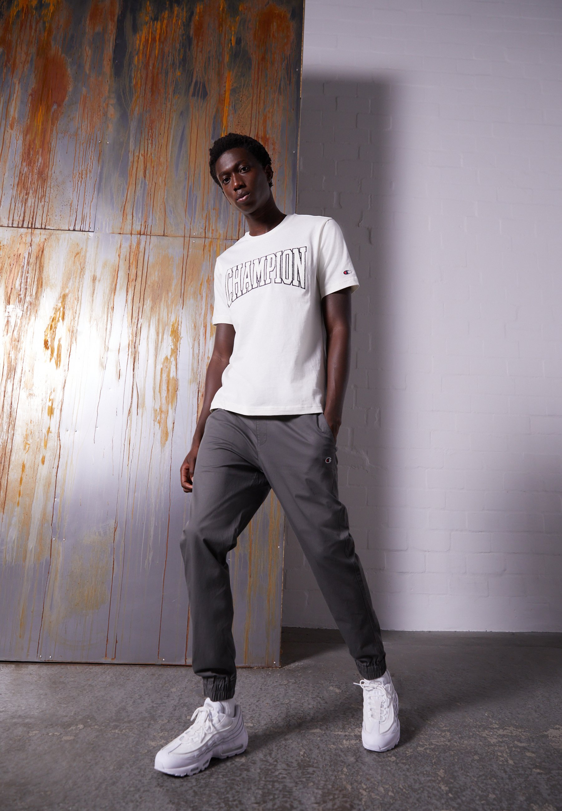 outfits with white converse men