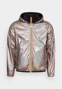 Reflecterende zilveren jas met kap; heeft een gele en rode rits, elastische manchetten en een contrasterende zwarte binnenvoering.