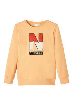 Pomarańczowa bluza z okrągłym dekoltem, długimi rękawami i teksturowanym nadrukiem z wyrazistą czarną literą "N" oraz napisem "OUTDOOR".