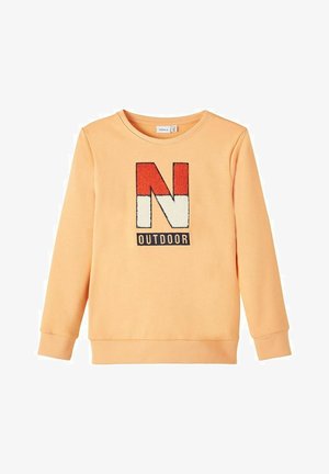 Sweat-shirt orange avec un col rond, des manches longues et un design graphique texturé avec un grand "N" noir et le texte "OUTDOOR".