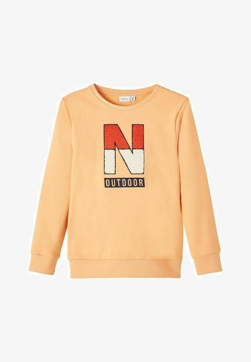 Sweat-shirt orange avec un col rond, des manches longues et un design graphique texturé avec un grand "N" noir et le texte "OUTDOOR".