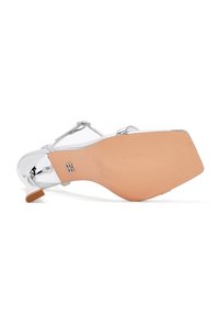 Sandal con tacco argento e cinturini trasparenti, con punta affusolata e una suola beige testurizzata. Finitura metallica, design elegante e un tacco basso a blocco.