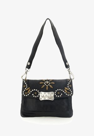 Borsa a tracolla in pelle nera con patta, decorata con accenti metallici e un motivo floreale di foglie e pietre. Presenta una chiusura in argento.