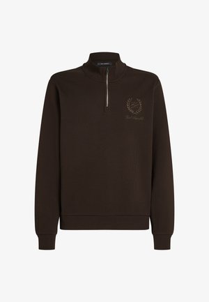 Suéter marrón con cremallera y acabado texturizado, presenta un cuello alto y un pequeño logo bordado en el pecho. Puños y dobladillo acanalados.