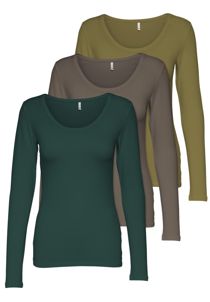 Drei Langarm-T-Shirts in Dunkelgrün, Olivgrün und Braun. Jedes hat einen runden Halsausschnitt und eine glatte, weiche Stoffstruktur.