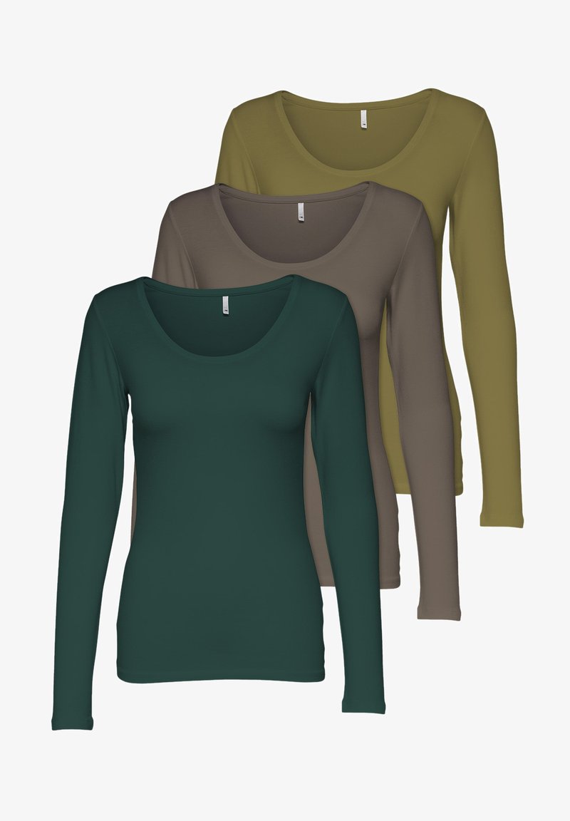 Drei Langarm-T-Shirts in Dunkelgrün, Olivgrün und Braun. Jedes hat einen runden Halsausschnitt und eine glatte, weiche Stoffstruktur.