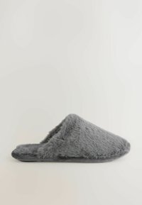 Harmaa tekoturkista valmistettu tossu, jossa on litteä pohja, pyöreä kärki ja avoin selkäosa. Pehmeä rakenne, sileä viimeistely ja minimalistic muotoilu.