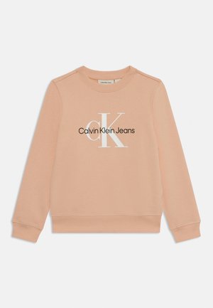 Svetlý broskyňový sveter s oválnym výstrihom a dlhými rukávmi. Obsahuje biely logotyp "Calvin Klein Jeans" a kontrastné čierne akcenty. Mäkká látka.