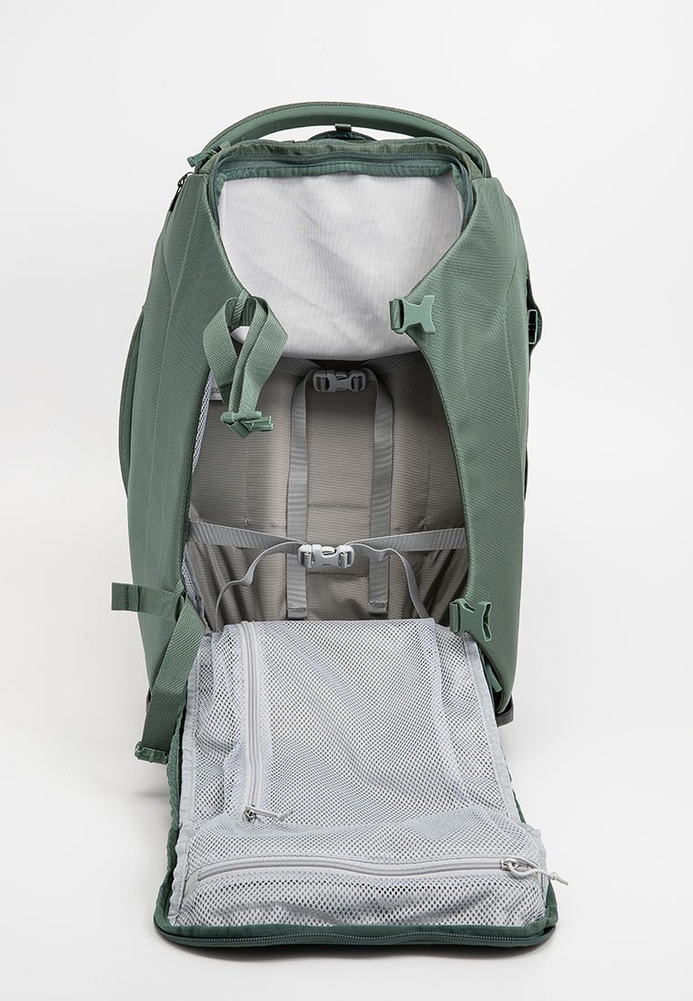 Grüner Rucksack mit strukturiertem Äußeren, Reißverschlüssen und grauen Innenfächern. Verfügt über verstellbare Gurte und eine Netztasche an der Unterseite.