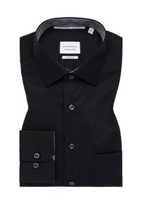 Camicia nera con vestibilità moderna, dotata di un colletto interno a motivo, cinque bottoni e polsini con un solo bottone.