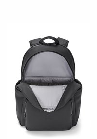 Fekete hátizsák sima, matt felülettel; nagy főrekesszel, szürke belső béléssel és elöl cipzáras zsebbel rendelkezik.