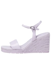 Klínové sandály v světle levandulové kůži s širokým předním páskem, páskem kolem kotníku se sponou a texturovaným lanovým detailem na klínu.