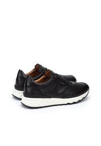 Zapatillas de cuero negro con acentos de malla texturizada, suelas de goma blanca y diseño de cordones. Presentan un interior acolchado para mayor comodidad.