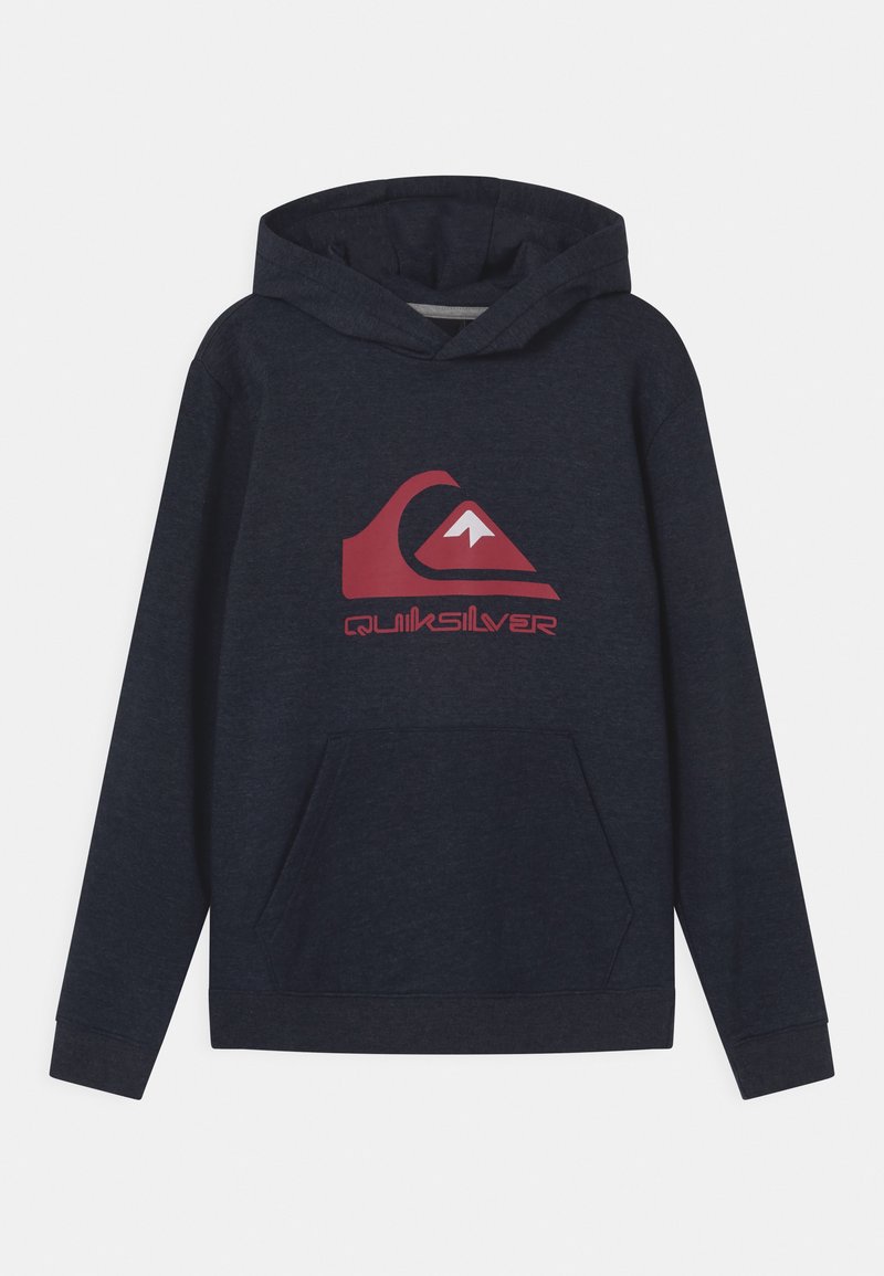 Granatowa bluza z kapturem wykonana z miękkiego materiału, z dużym czerwonym logo Quiksilver z przodu i kieszenią typu kangur. W zestawie regulowany kaptur.