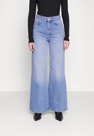 Vaqueros a campana - blue denim