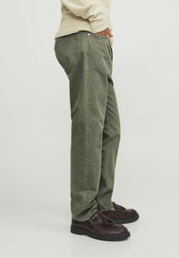 Jack & Jones CHRIS  - Široke kavbojke - ivy green
