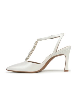 Scarpa con tacco alto in pelle bianca con punta appuntita, cinturino regolabile e decorazioni con perline sul davanti, su un tacco rastremato.