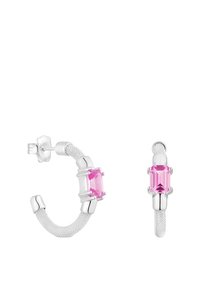 Srebrne kolczyki-koła z teksturowanym wzorem, ozdobione dwoma prostokątnymi różowymi kamieniami szlachetnymi, gładkimi akcentami i detalem z siateczki.