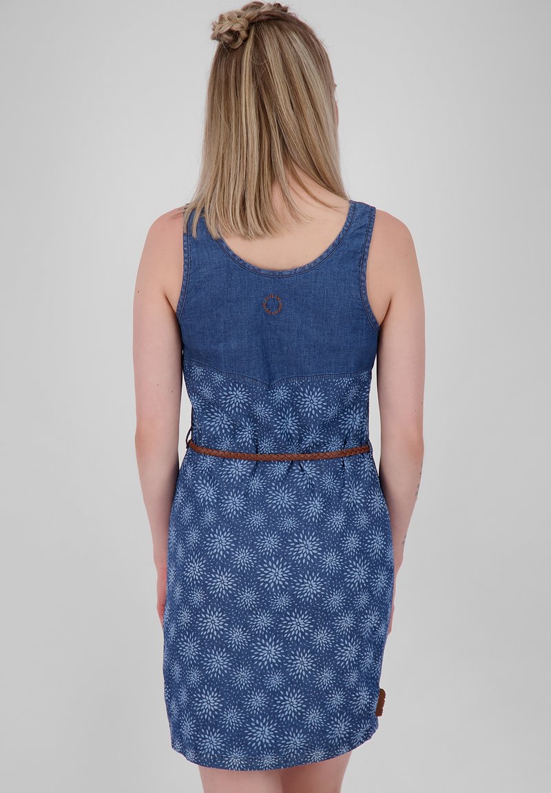 Denim jurk met een aansluitende bovenkant en een uitlopende gestreepte rok. Blauwe kleur met een bloemenprint, bruine riemaccenten op de taille.