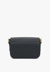 Černá kožená crossbody taška obdélníkového tvaru, se zlatými prvky, vrchním klopovým uzávěrem a prošívanými akcenty. Hladký povrch.