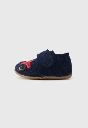 Pantof cuveluri pentru copii, de culoare albastru marin, cu o curea Velcro, având un design brodat în roșu și negru pe vârf și o talpă din cauciuc.