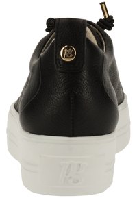 Baskets en cuir noir avec une finition texturée, semelle en caoutchouc blanc et logo doré accentué au talon. Design épuré et minimaliste.