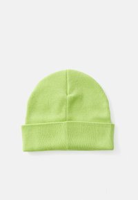 Vihreä neulottu pipo, jossa on pehmeä rakenne, hieman pitkänomainen huippu ja kääritty reunus. Värinä on kirkas limevihreä ilman kuvioita tai yksityiskohtia.