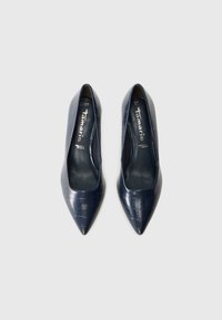 Décolleté blu navy a punta con texture lucida in coccodrillo, caratterizzate da un design elegante e soletta imbottita per il comfort. Taglia 37.