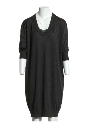 Vestido de punto con mangas largas y escote en V de color gris oscuro sobre un torso de maniquí blanco sin cabeza ni manos.