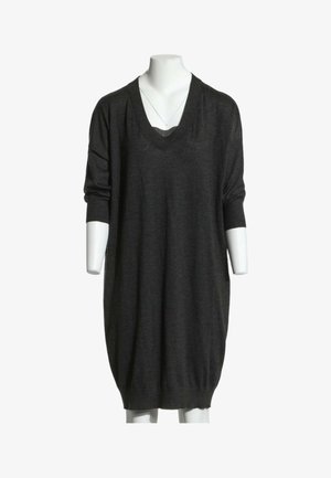 Vestido de punto con mangas largas y escote en V de color gris oscuro sobre un torso de maniquí blanco sin cabeza ni manos.