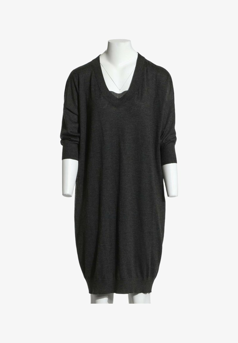 Robe-pull en maille gris foncé à manches longues avec un col en V sur un buste de mannequin blanc sans tête ni mains.