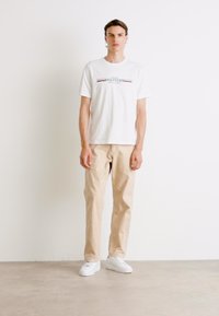 Tommy Hilfiger CHEST STRIPE TEE - T-shirt con stampa - white