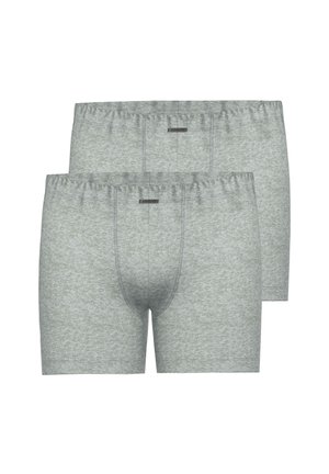Zwei gestapelte graue Baumwoll-Boxershorts, mit abgestepptem Eingriff und kleinen schwarzen Markentags an der vorderen Mitte des Bunds.
