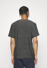 Camiseta de manga corta gris oscuro con un patrón rayado texturizado. Diseño clásico de cuello redondo, corte relajado y tela suave.