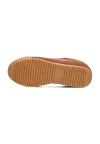 Sneaker in suede marrone con accenti rosa, suola in gomma dotata di un pattern di presa testurizzato e design della punta arrotondata.