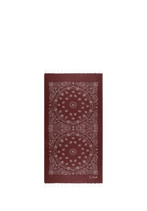 Tessuto rettangolare color marrone scuro con motivi bandana bianchi paisley e floreali, bordi sfrangiati e scritta "St. Barth" in basso a destra.