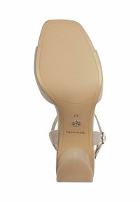 Beige högklackad sandal med en mjuk sula, rund tå och en smal ankelrem. Klacken är texturerad och något genomskinlig.