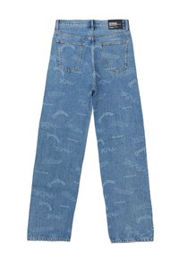 Vaqueros de mezclilla azul con un corte relajado, que presentan un patrón de texto repetido y costuras reforzadas. Cuatro bolsillos y una etiqueta de marca en la cinturilla.