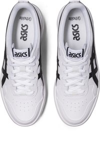 Zapatillas deportivas blancas con detalles en negro, fabricadas en material sintético. Incluyen paneles perforados y cordones planos. Logo en la lengüeta.