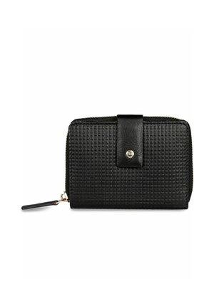 Cartera negra con patrón de cuadrados texturizados, cierre de cremallera en tres lados y correa frontal con botón a presión.